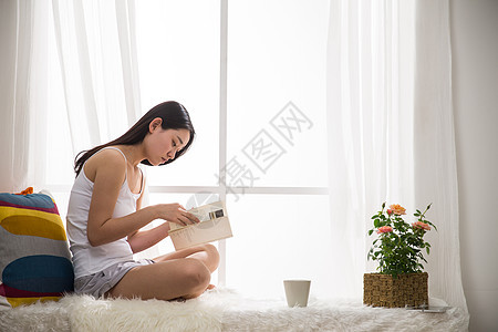 专注20多岁亚洲青年女人看书图片