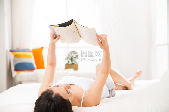 健康生活方式青年人舒适青年女人看书图片