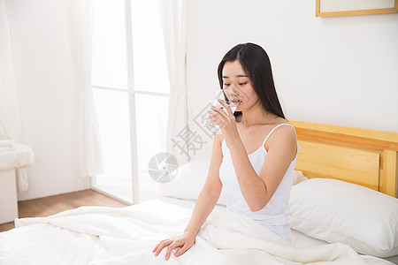 早晨窗户独处青年女人喝水图片