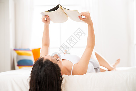 惬意高雅早晨青年女人看书图片