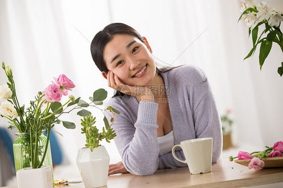 愉悦美女舒适青年女人的家庭生活图片