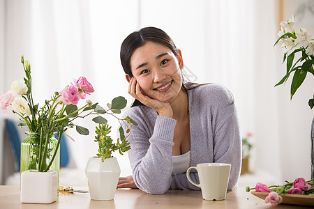 休闲装20多岁休闲青年女人的家庭生活图片