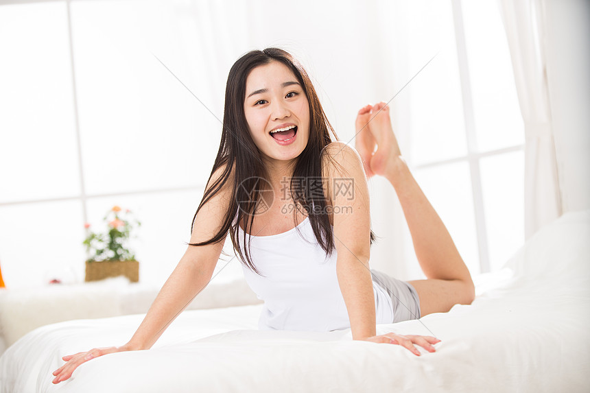长发水平构图亚洲青年女人趴在床上图片