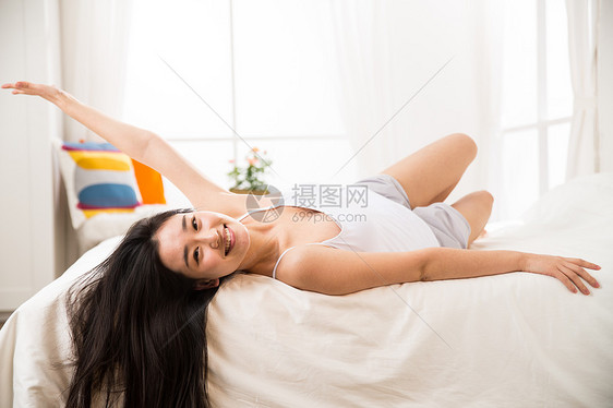 美女独处健康生活方式青年女人在卧室的床上图片