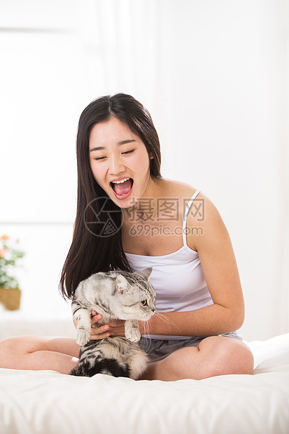 青年女人和猫图片