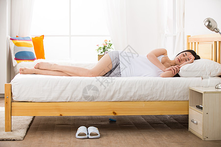 美女床上用品侧卧青年女人睡觉图片
