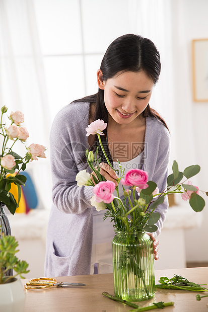 独处美女鲜花青年女人的家庭生活图片