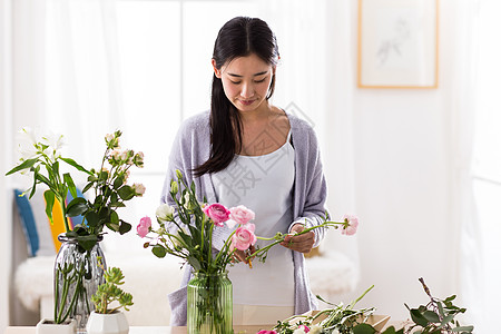 起居室花瓶水平构图青年女人的家庭生活图片