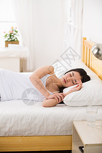 舒适侧卧垂直构图青年女人在卧室睡觉图片
