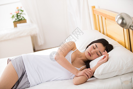 成年人独处背心青年女人在卧室睡觉图片