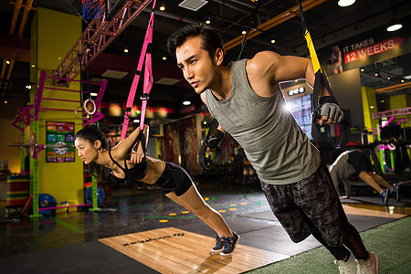 健康生活方式亚洲人25岁到29岁青年人在健身房里健身图片