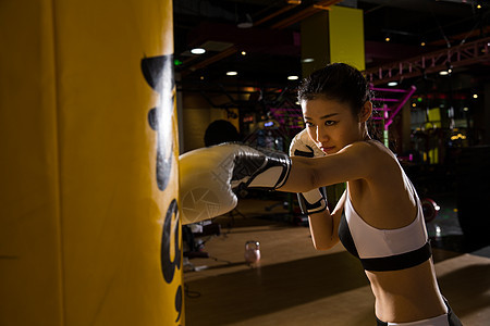 彩色图片运动仅一个青年女人女拳击手训练图片
