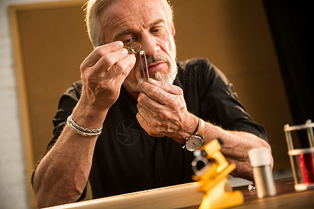 老年男人制作钻石戒指图片