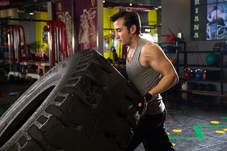 北京休闲活动轮胎青年男人在健身房图片