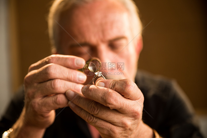 老年男人制作钻石戒指图片