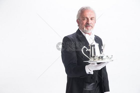 水壶技能摄影一个男侍者托着银餐具图片