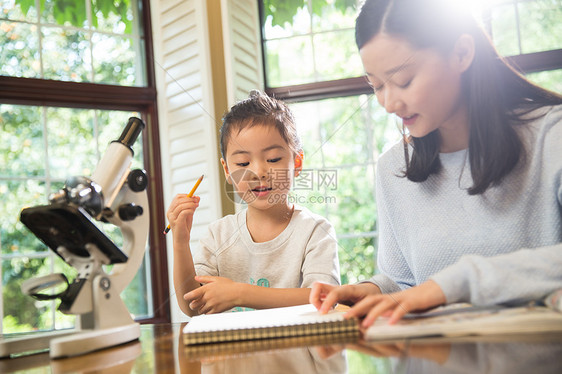 妈妈辅导女儿做作业图片