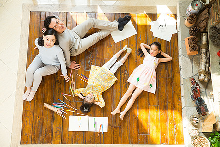 幸福家庭躺在地板上图片