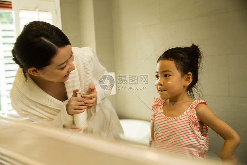 浴室温馨家园亚洲小女孩和妈妈在卫生间里洗漱图片