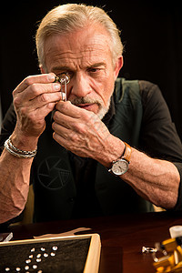 老年男人制作钻石戒指图片