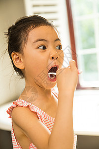 住宅房间健康保健乐趣小女孩刷牙图片