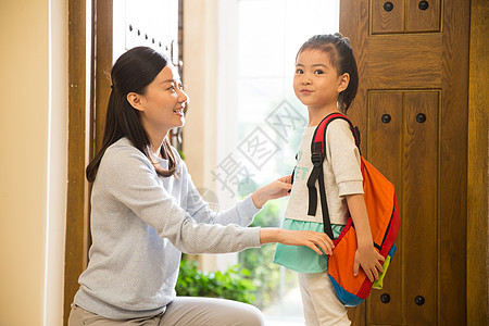 妈妈送女儿去上学图片