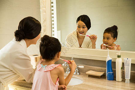 亚洲彩色图片清新小女孩和妈妈在卫生间里洗漱图片