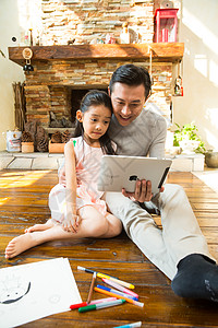 爸爸和女儿使用平板电脑图片