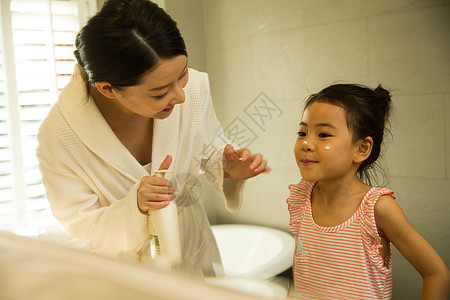 清洗身体保养东亚小女孩和妈妈在卫生间里洗漱图片