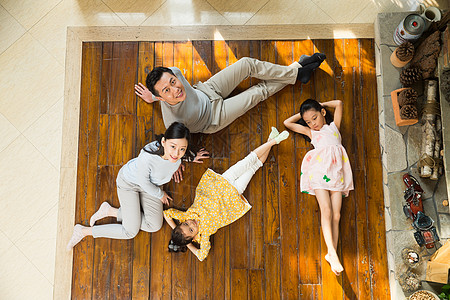 幸福家庭躺在地板上图片