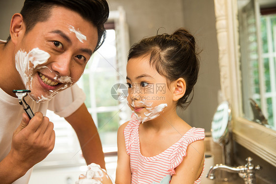 爸爸和女儿在卫生间玩耍图片