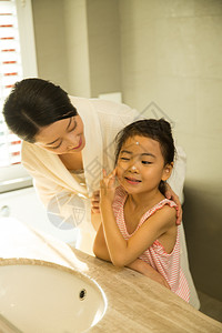 成长健康生活方式住宅房间小女孩和妈妈在卫生间里洗漱图片