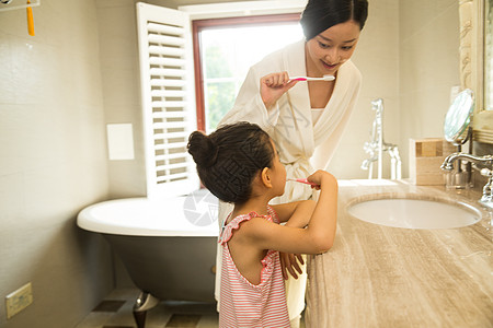 小女孩和妈妈在卫生间里洗漱图片