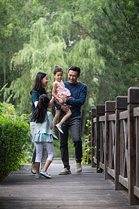 庭院幸福家庭在户外散步图片
