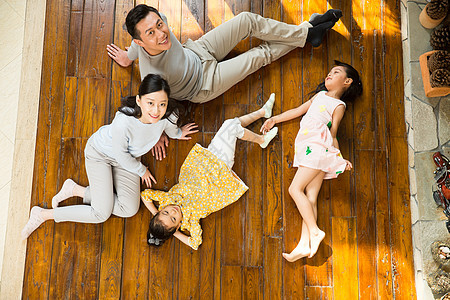 两个孩子的家庭幸福家庭躺在地板上图片