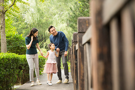 木护栏幸福家庭在户外散步背景