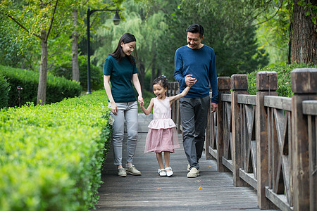 木护栏舒适享乐幸福家庭在户外散步背景