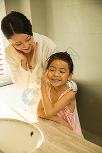 独生子家庭小女孩和妈妈在卫生间里洗漱图片