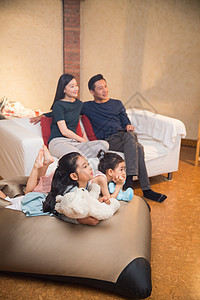 20多岁玩具相伴幸福家庭看电视图片