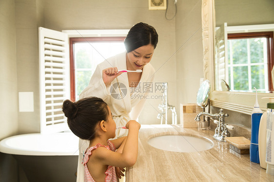 童年青年人自我完善小女孩和妈妈在卫生间里洗漱图片