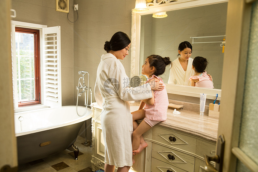住房身体保养单亲家庭小女孩和妈妈在卫生间里洗漱图片