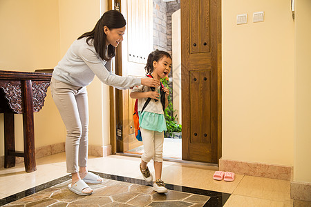 东亚小学生放学妈妈送女儿去上学图片