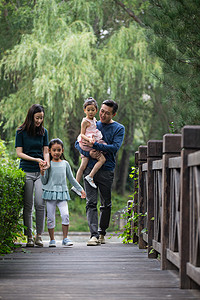 家园健康生活方式幸福家庭在户外散步图片