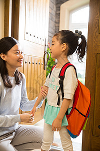 温馨妈妈送女儿去上学图片