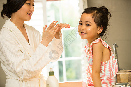 女人摄影自我完善小女孩和妈妈在卫生间里洗漱图片
