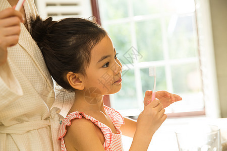 健康生活方式干净人小女孩和妈妈在卫生间里洗漱图片