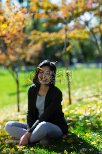 好奇心非都市风光减压青年女人在户外图片