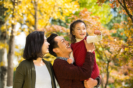 5到6岁树东亚幸福家庭在户外玩耍图片