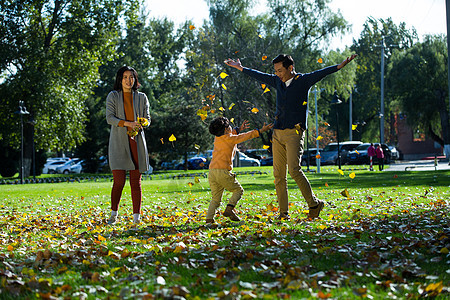 父亲独生子家庭公园幸福家庭在户外玩耍图片