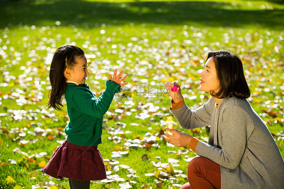 水平构图玩季节幸福家庭户外郊游图片